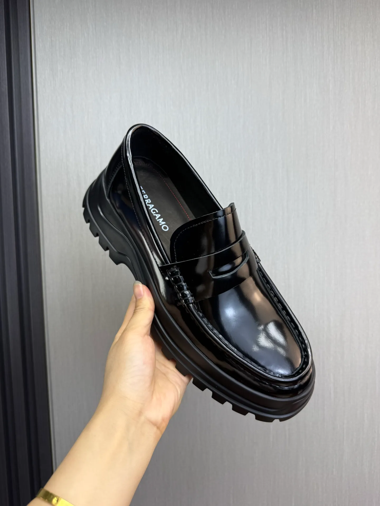 Men's shoes 💰880💰 Ferragamo. [Ferragamo] Men's Loaf leather shoes, the latest hot style, 1:1 original purchase quality, top quality, imported open-edge beaded cowhide leather on the upper, hand-made three-dimensional stitching highlights the round toe design, the inner feet are made of imported cowhide, with original wear-resistant rubber outsole, matching code 39-44, (38, 45 custom-made, non-refundable)